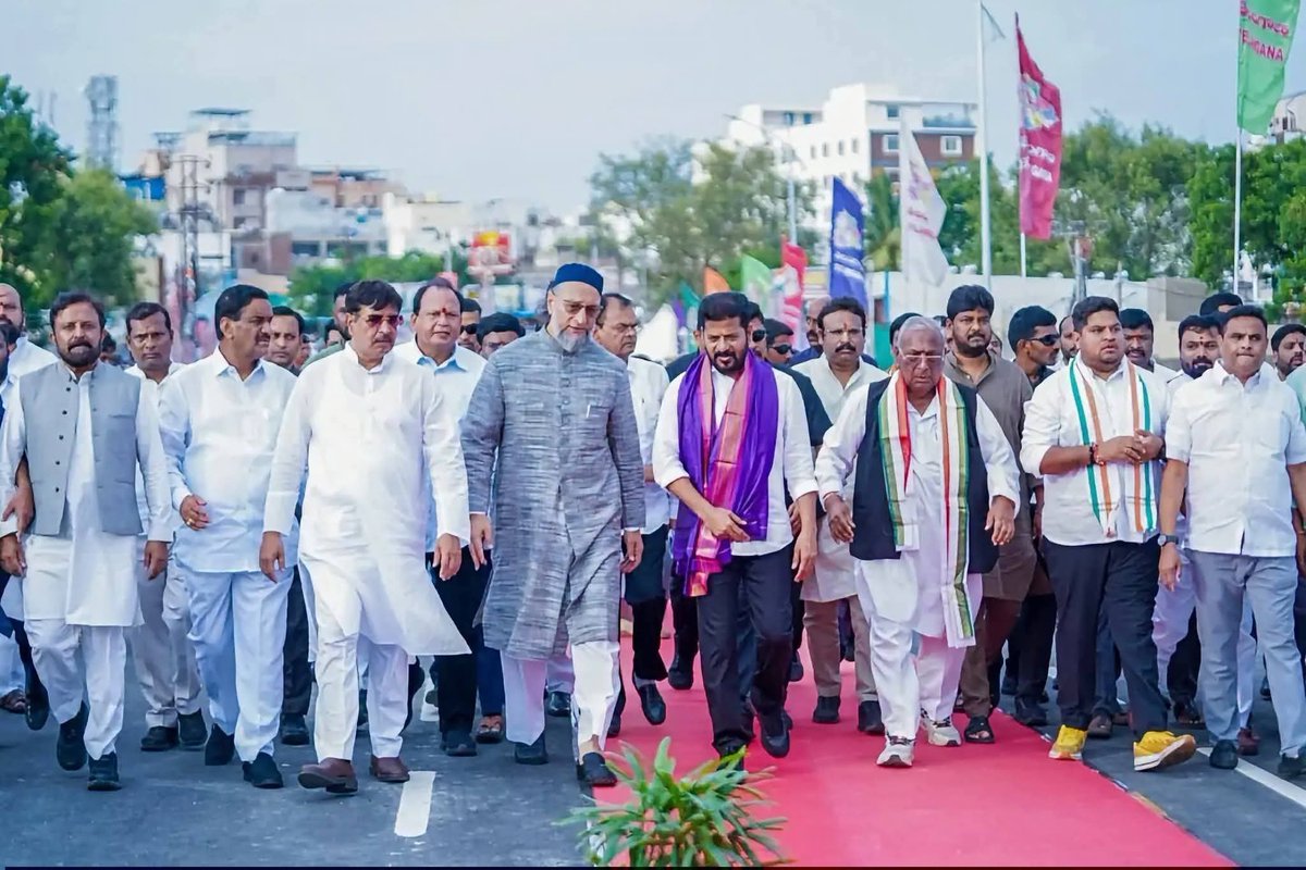 JyotiDevSpeaks's tweet photo. तीन पीढ़ी की सियासत के बाद अपने गृहराज तेलांगना में 4% वाले रेवंत रेड्डी के लिये दरी बिछाते सदर साहब! https://t.co/XYIwgnzygo