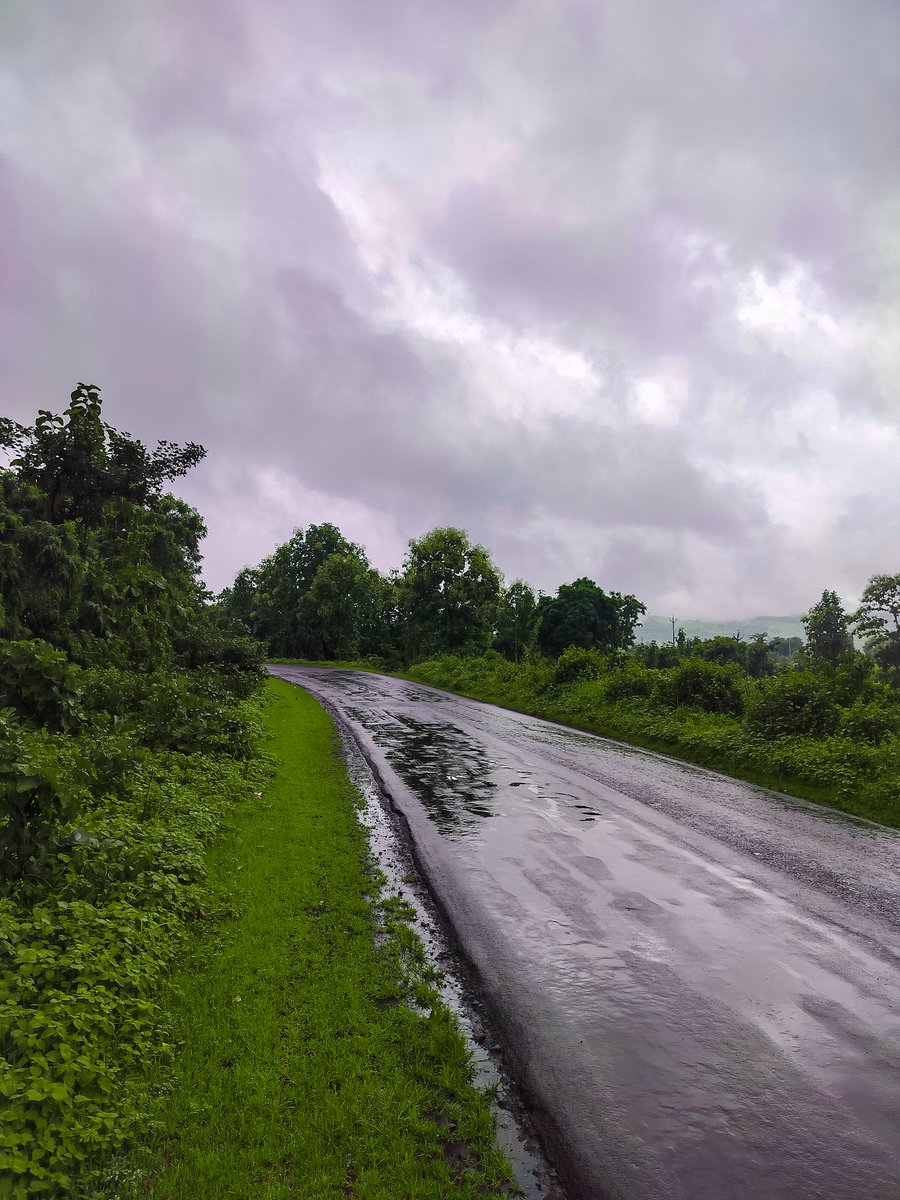 coderabhiram's tweet photo. #nature #rain #rainclouds #clouds #mountains #roadtrip #travel #greenary #weekend #trees #dreams #green #mountaintrip #tuesdaytree #lonetree https://t.co/Bz3pHT8C5d