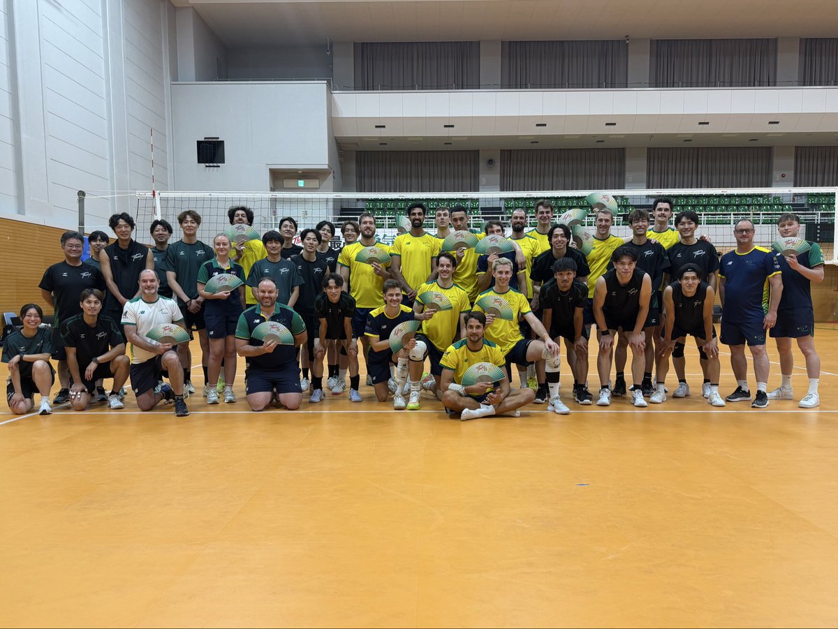 Thunders_vb's tweet photo. ⚡️国際交流⚡️
8月26日(水)～9月1日(火)
「買取大吉バレーボールアジア選手権2026」に出場するオーストラリア代表が、猫田記念体育館で事前キャンプを行いました🐨🇦🇺

8月29日(土)と9月1日(火)には、非公開でフレンドリーマッチも実施🔥
試合後には、広島サンダーズ特製扇子をプレゼントしました🪭⚡️

オーストラリア代表の皆さま、ありがとうございました！ アジア選手権でのご活躍を願っています🏐✨

GO！GO！Australia🇦🇺

#広島サンダーズ
#hiroshimathunders