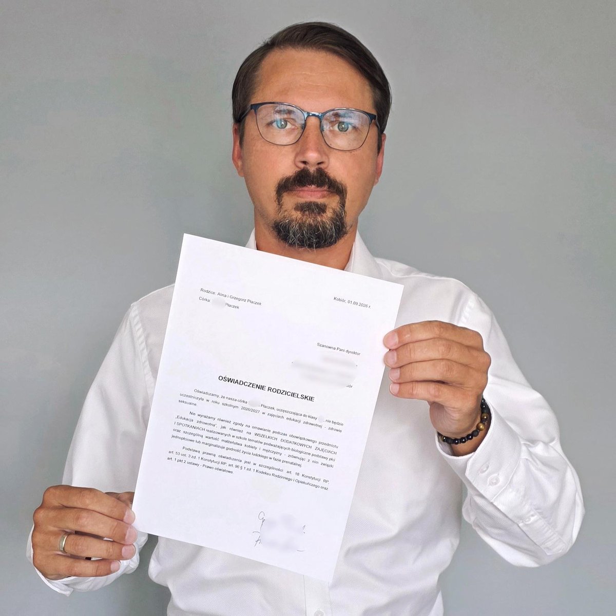 placzekgrzegorz's tweet photo. Ja właśnie złożyłem! 🇵🇱 Zachęcam, Polko i Polaku!
Początek roku szkolnego za nami i TERAZ jest czas na to, aby uchronić Wasze dziecko przed ideologiczną indoktrynacją w ramach przedmiotu „Edukacja zdrowotna”. Macie do tego prawo! A wiem, co mówię, bo zasiadam w Komisji Edukacji i Nauki w polskim Sejmie.

Jeśli zatem NIE chcecie, aby Wasze dziecko uczyło się o „orientacji psychoseksualnej”, „tożsamości płciowej” (a zatem o normalizacji aktów homoseksualnych i „zaburzeniach tożsamości płciowej”), o podważeniu znaczenia małżeństwa, macierzyństwa i rodziny oraz innych „postępowych” nowościach, wystarczy, że złożycie: „Oświadczenie rodzicielskie” w szkole Waszego dziecka. Pomóżcie swoim dzieciom!

PS. Treść oświadczenia/plik do pobrania (link) podaję w pierwszym komentarzu.