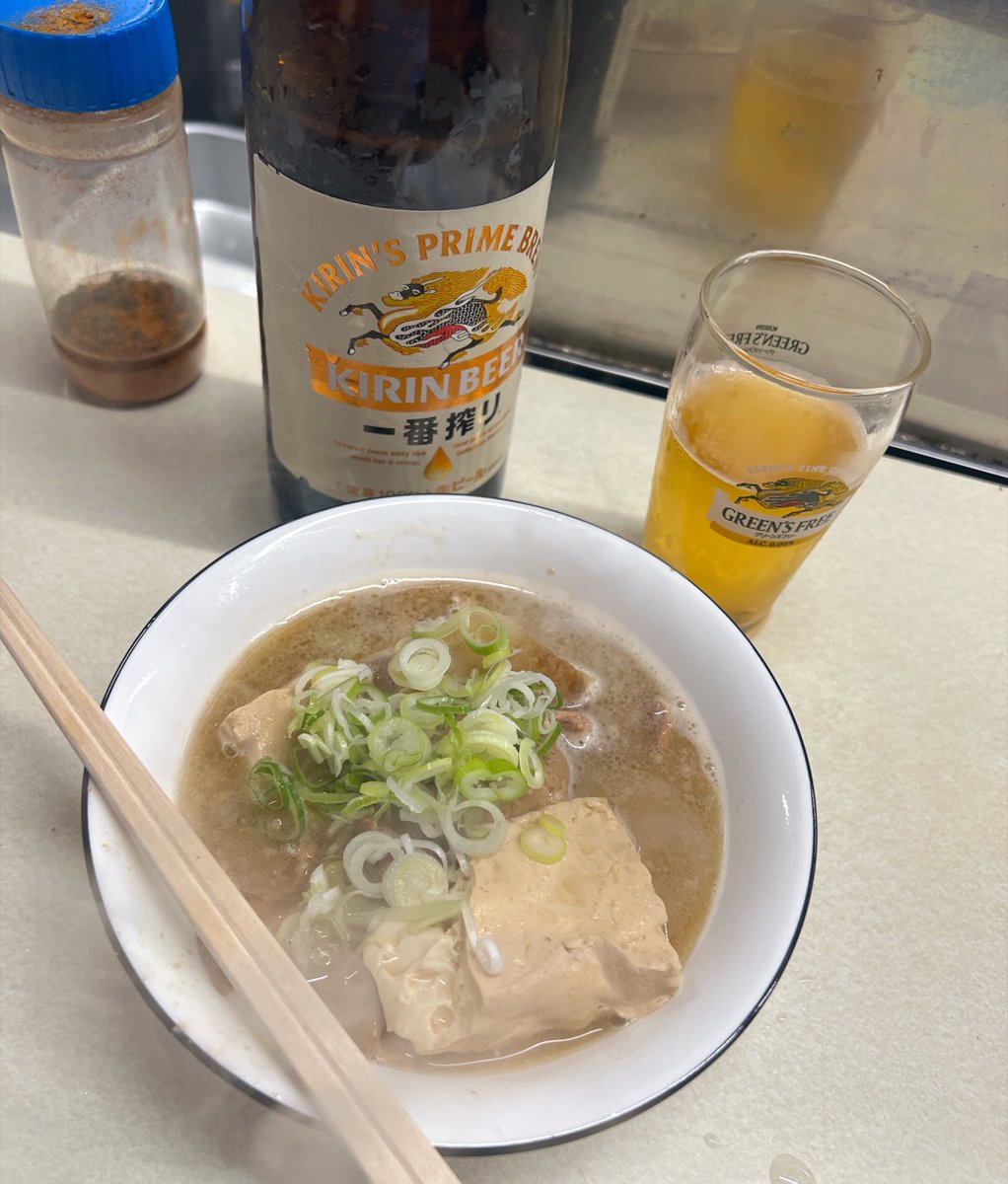 neo_chanpon's tweet photo. 東京で1番うまいハイボールを出すお店で瓶ビール飲んでるくらいにはマイペース https://t.co/lme4ACu2nB