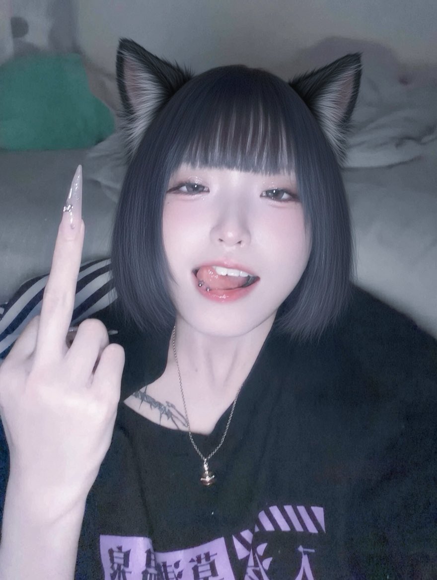 6660112v_v's tweet photo. 海はとっくに灰色
#自撮り界隈 https://t.co/nZVsoA9HFx