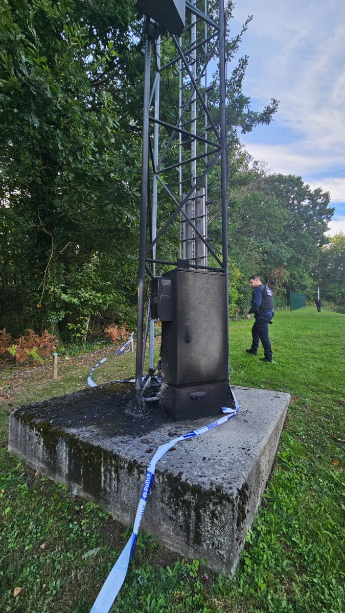 FranckenTheo's tweet photo. Extreemlinks steekt de kantoren van het Luikse technologiebedrijf BATS in brand.  Twee weken geleden probeerden ze het bij OIP, nadat ze er eerder al een raid op pleegden. 

Extreemlinks wordt gewelddadiger met de dag, ik waarschuw hiervoor al langer. 

En ik herhaal ook dat de PvdA de politieke arm is van dit extremistisch geweld.