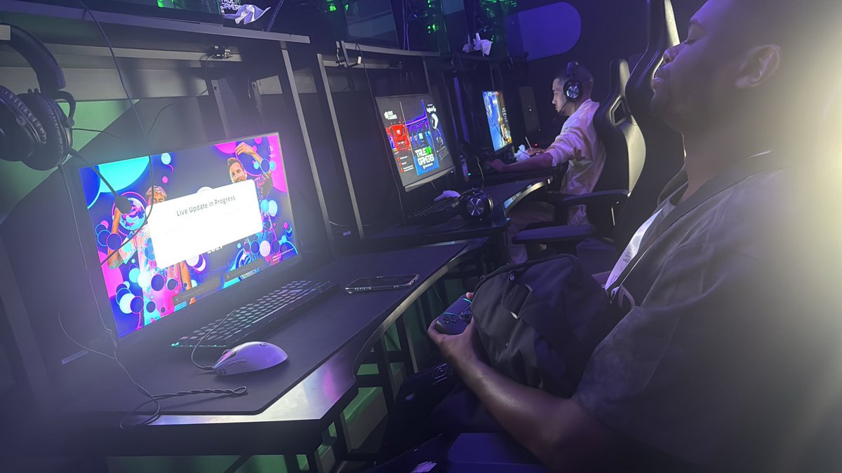 mmd9th's tweet photo. Momojuve entrain de bouder parce qu’on arrivait pas à se connecter sur nos comptes. 😂😂😂😂😂😂😂😂😂
PS: avant de quitter le Sénégal aussi on est resté 7 jours sans s’entraîner la forte pluie là avait bousillé notre connexion. Le draft on l’a finalisé 5min avant sa clôture, c’était le bordel.