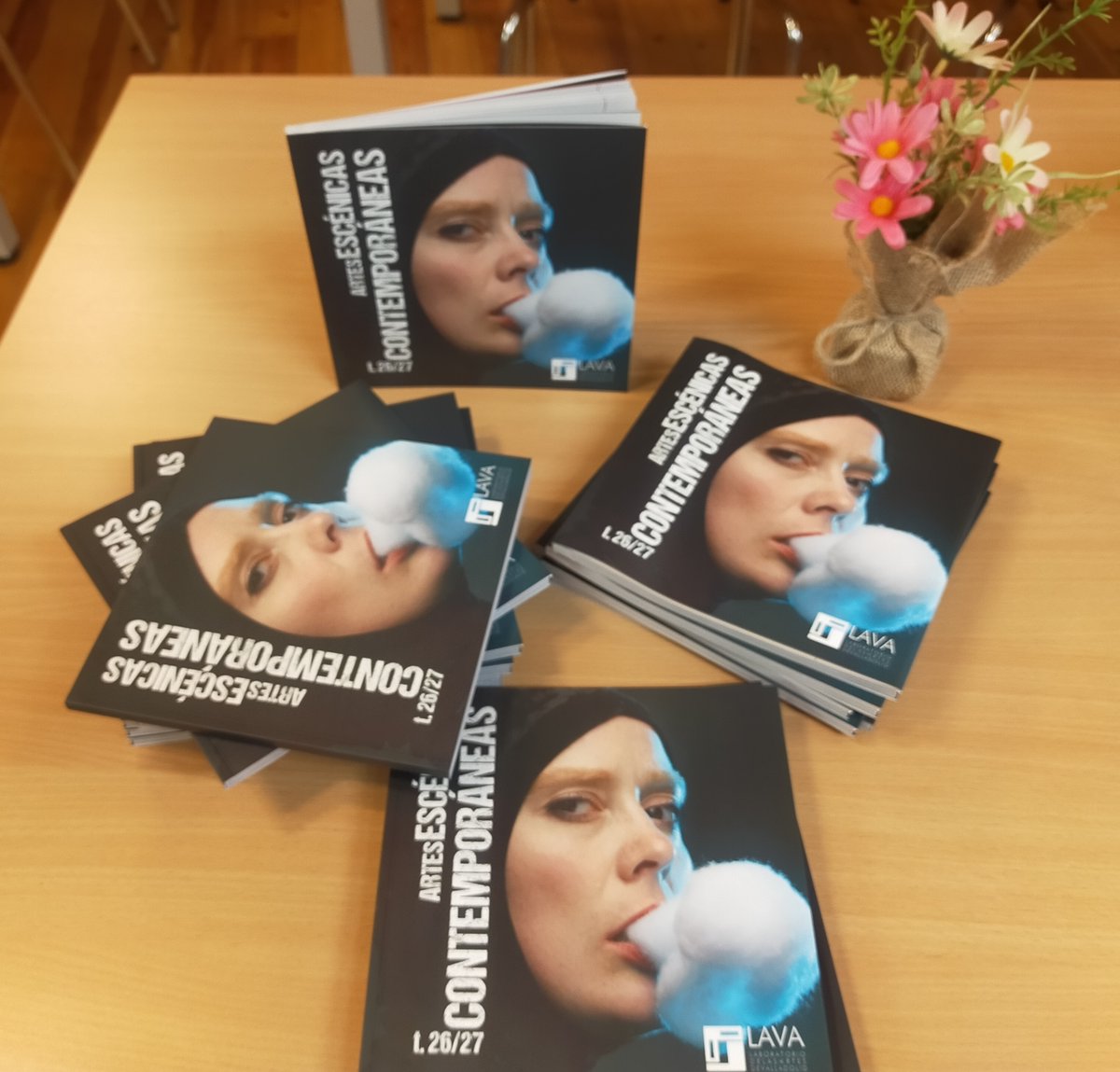 JimenaAlmenara's tweet photo. Nos dicen los amigos del @LavaVLL que quieren volver a vernos y ¡allí estaremos!
#VolverteAVer
Programación LAVA 26/27 en la #Biblioteca de la Escuela Superior de Arte Dramático de Castilla y León #ESADCYL y la Escuela Profesional de Danza de CyL #EPDCYL
https://t.co/LsJOnCFa1x https://t.co/NJBNMJF9DK