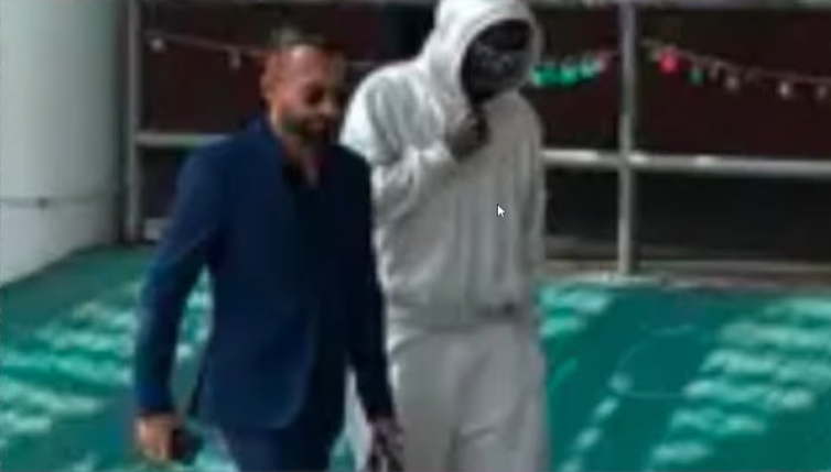 PeterNlemeyer's tweet photo. Jetzt wird bei RealNico im Stream schon gegrübelt, wer das sein könnte. Der eine davon ist Karim Bellarabi, der andere ist.. https://t.co/1yseIvCnJW