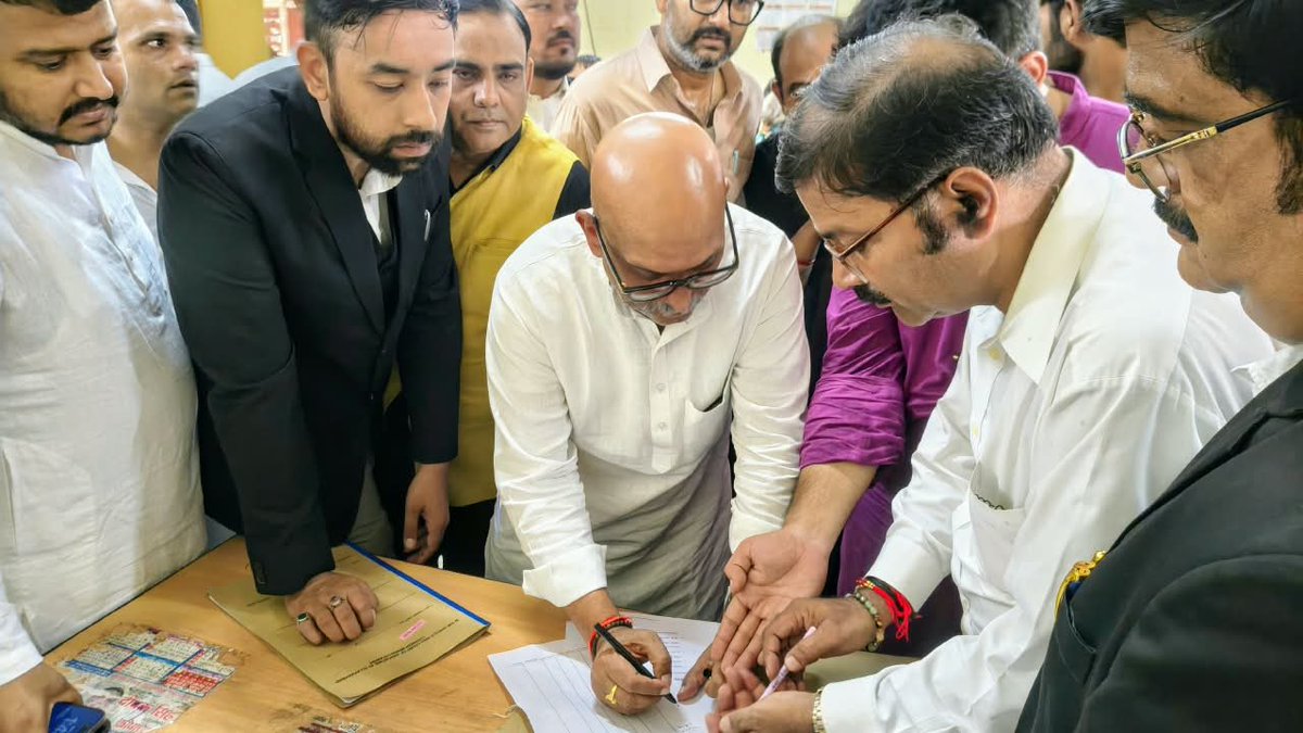 shakeelNBT's tweet photo. उत्तर प्रदेश के मुख्यमंत्री योगी आदित्यनाथ के खिलाफ प्रदेश कांग्रेस अध्यक्ष अजय राय ने आपराधिक मानहानि का मुकदमा दायर किया।

जनपद न्यायालय लखनऊ में अपर मुख्य न्यायिक मजिस्ट्रेट आलोक वर्मा की अदालत में परिवाद दाखिल किया गया।

योगी आदित्यनाथ ने अयोध्या में निषाद सम्मेलन में राम जन्म भूमि और हनुमान गढ़ी के दर्शन करने गए अजय राय पर वहां निषाद सम्मेलन में मछली खाने का बयान दिया था।

अजय राय ने अपने परिवाद में कहा कि वे पूर्णतः शाकाहारी हैं।
योगी आदित्यनाथ द्वारा बिना किसी सबूत के बयान देने से उन्हें भारी मानसिक व सामाजिक प्रताड़ना का शिकार होना पड़ा।

यह शायद पहला मौका है जब मुख्यमंत्री के किसी बयान पर उनके खिलाफ मुकदमा दायर किया गया हो।