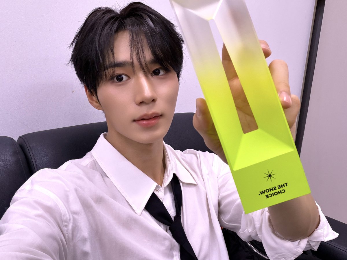 ALD1_official's tweet photo. BORN DIRE 더쇼 첫 1위!! 진심으로 감사합니다🥲🏆

#ALPHADRIVEONE #ALD1
#알파드라이브원
#JUNSEO #준서 https://t.co/UIhG5gnBpU