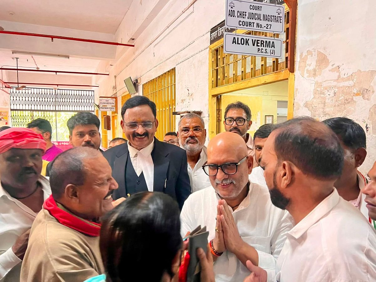 shakeelNBT's tweet photo. उत्तर प्रदेश के मुख्यमंत्री योगी आदित्यनाथ के खिलाफ प्रदेश कांग्रेस अध्यक्ष अजय राय ने आपराधिक मानहानि का मुकदमा दायर किया।

जनपद न्यायालय लखनऊ में अपर मुख्य न्यायिक मजिस्ट्रेट आलोक वर्मा की अदालत में परिवाद दाखिल किया गया।

योगी आदित्यनाथ ने अयोध्या में निषाद सम्मेलन में राम जन्म भूमि और हनुमान गढ़ी के दर्शन करने गए अजय राय पर वहां निषाद सम्मेलन में मछली खाने का बयान दिया था।

अजय राय ने अपने परिवाद में कहा कि वे पूर्णतः शाकाहारी हैं।
योगी आदित्यनाथ द्वारा बिना किसी सबूत के बयान देने से उन्हें भारी मानसिक व सामाजिक प्रताड़ना का शिकार होना पड़ा।

यह शायद पहला मौका है जब मुख्यमंत्री के किसी बयान पर उनके खिलाफ मुकदमा दायर किया गया हो।