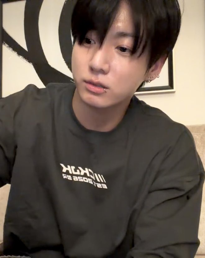 jkissthv's tweet photo. jungkook the pretty birthday boy on live 😭😭😭💘 https://t.co/4VVhbNehnL