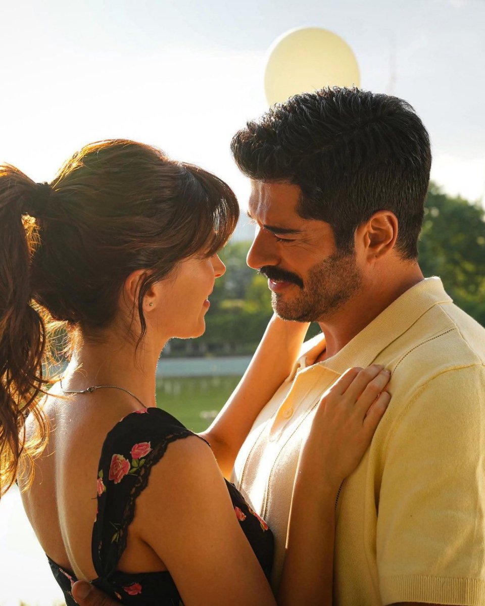 onedio's tweet photo. Burak Özçivit ve Beyza Gümülcine’nin başrollerini paylaştığı “Güneşin Do��duğu Yer” dizisinden ilk kareler yayınlandı. https://t.co/6rKjqAjHjx
