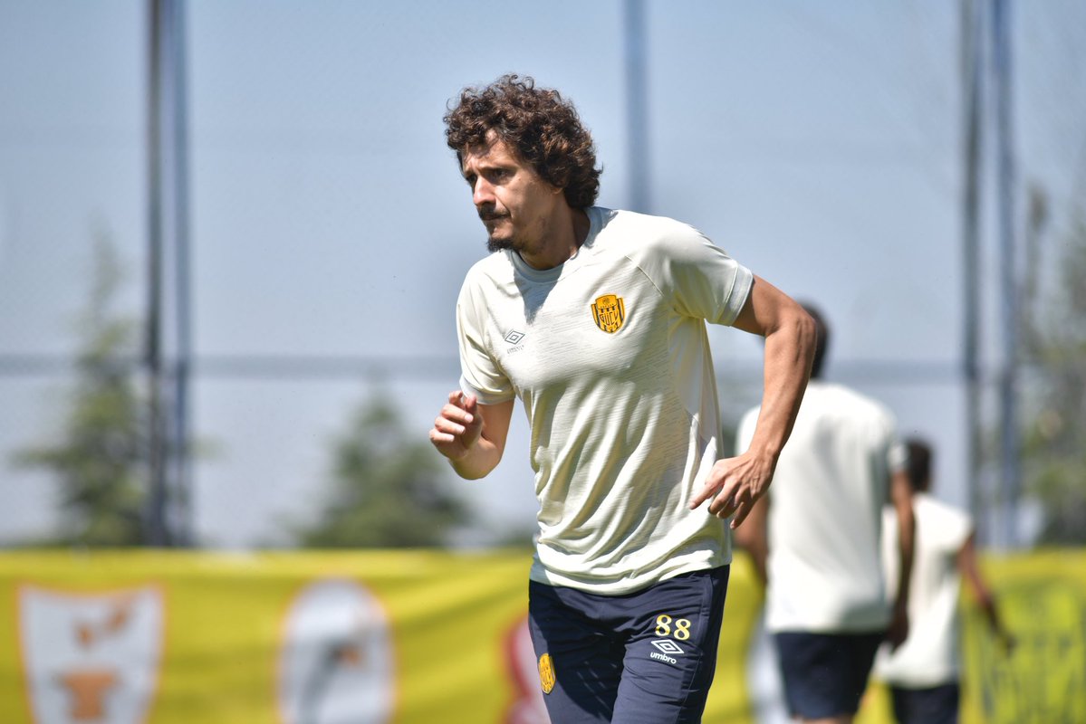Ankaragucu's tweet photo. Beştepe’de Günün Antrenmanı
#MKEAnkaragücü 💛💙 https://t.co/dBOr6iXWjV