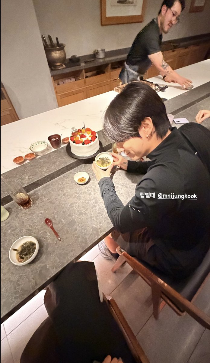 BTS_613Ari's tweet photo. テテがインスタのストーリーでジョングクの誕生日をお祝い！ケーキを準備してお誕生日会を楽しむメンバー達🥰 https://t.co/cUZfUD0QLb