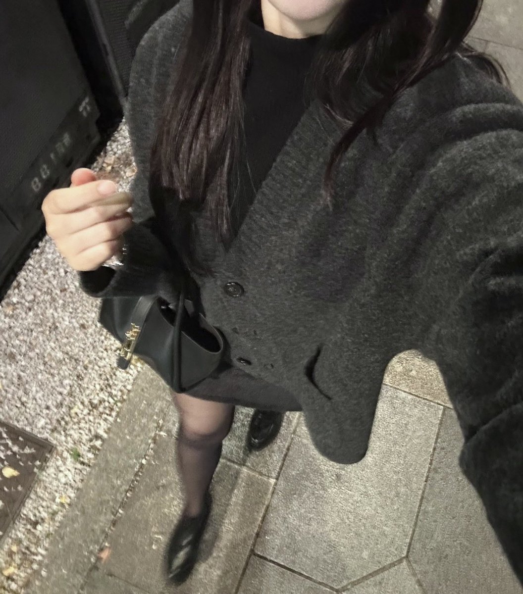 bagel_ke's tweet photo. 去年の秋冬の低彩度コーデ
黒とグレーの合わせ方がマジでかわいい…♡
秋冬はこういう系統が一番オシャレ見えする https://t.co/Ls3VtWcX9C