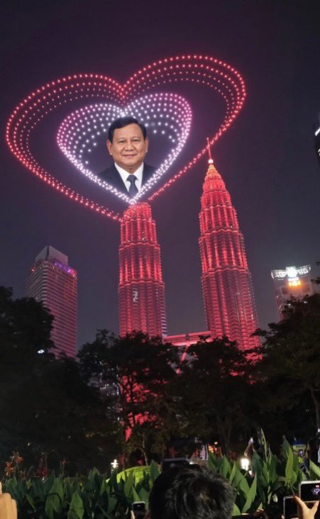 MALAYSIAPROBLM's tweet photo. Bayangkan hutan kena bakar, lepas tu hos air bomba kena potong. Betapa banggang nya rakyat Indonesia ni.

Moga Probowo terus menjadi president Indonesia selamanya. https://t.co/mHj0YrNU6K