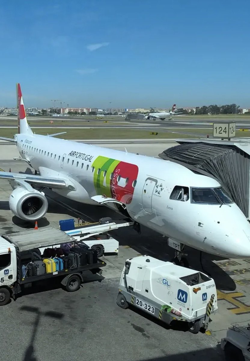 astrojoelvega's tweet photo. Septiembre ya está aquí y con él, llega el momento de decir adiós a nuestras vacaciones de verano y ahora toca volver a casa. 
Ya estamos en el aeropuerto, a punto de embarcar para a Luxemburgo. https://t.co/tpzMbFHkFk