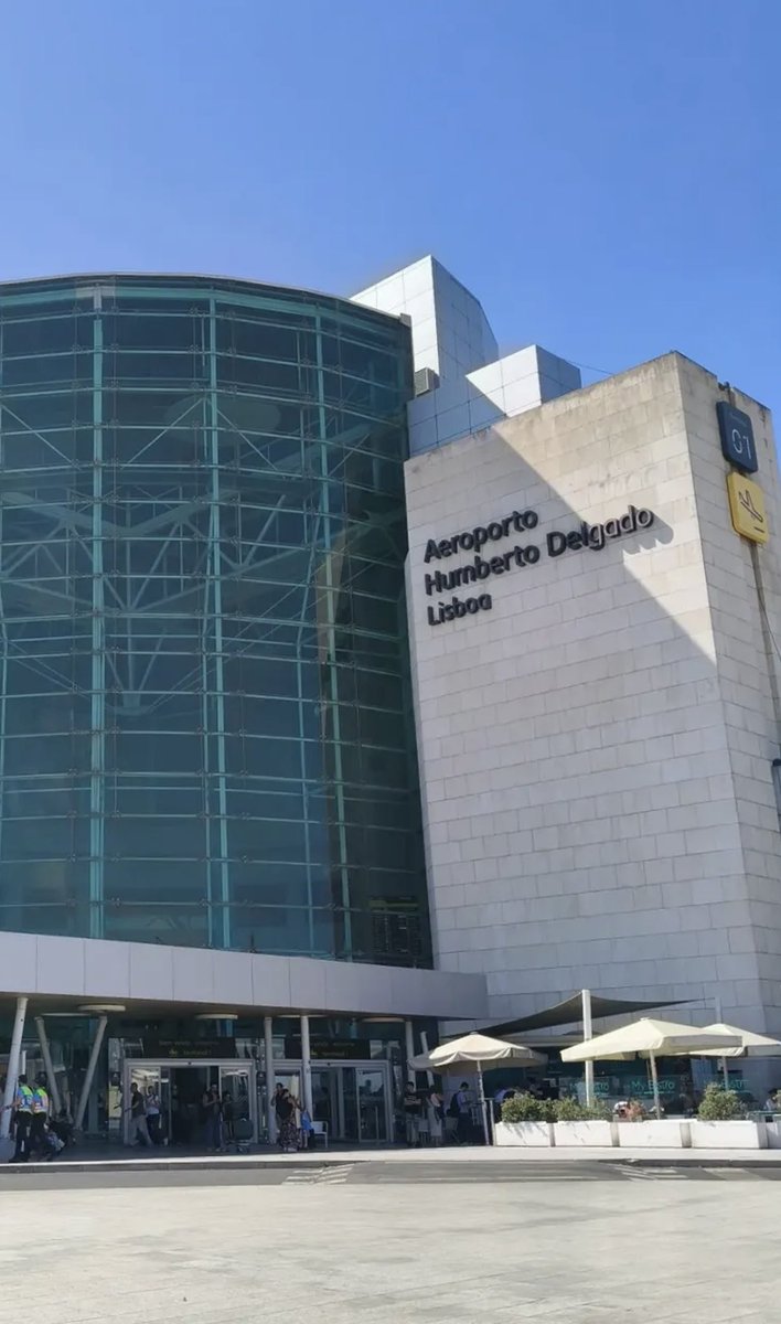 astrojoelvega's tweet photo. Septiembre ya está aquí y con él, llega el momento de decir adiós a nuestras vacaciones de verano y ahora toca volver a casa. 
Ya estamos en el aeropuerto, a punto de embarcar para a Luxemburgo. https://t.co/tpzMbFHkFk