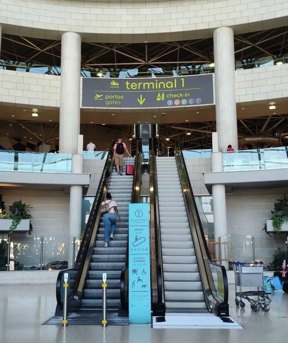 astrojoelvega's tweet photo. Septiembre ya está aquí y con él, llega el momento de decir adiós a nuestras vacaciones de verano y ahora toca volver a casa. 
Ya estamos en el aeropuerto, a punto de embarcar para a Luxemburgo. https://t.co/tpzMbFHkFk