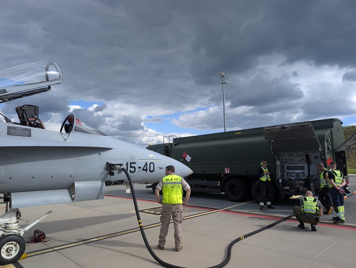 EMADmde's tweet photo. ✈️El Destacamento 'Ámbar', desplegado en Estonia, se prepara para iniciar sus operaciones en la Defensa Aérea del Báltico.
✈️En la base aérea de Ämari 🇪🇪 los aviadores españoles comparten procedimientos con aliados estonios y turcos.
✈️Ya han realizado vuelos de familiarización junto a los F-16 turcos. #MOPS @EjercitoAire @NATO_AIRCOM