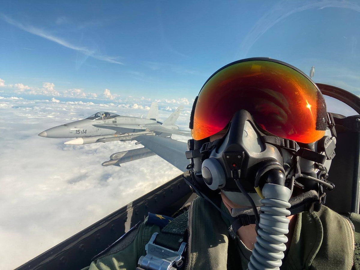 EMADmde's tweet photo. ✈️El Destacamento 'Ámbar', desplegado en Estonia, se prepara para iniciar sus operaciones en la Defensa Aérea del Báltico.
✈️En la base aérea de Ämari 🇪🇪 los aviadores españoles comparten procedimientos con aliados estonios y turcos.
✈️Ya han realizado vuelos de familiarización junto a los F-16 turcos. #MOPS @EjercitoAire @NATO_AIRCOM