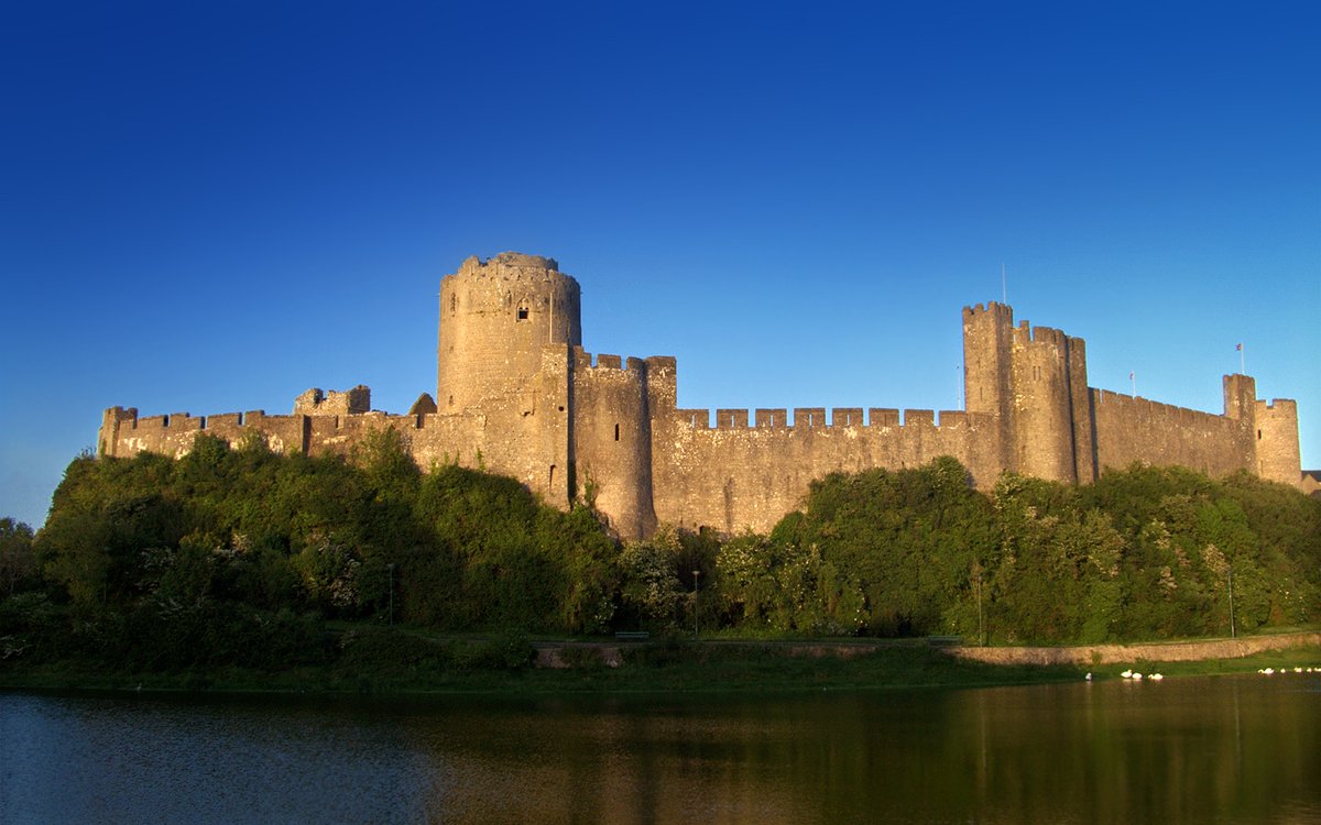 silversmithsara's tweet photo. 1532 #OTD - Henry VIII bestowed the marquisate of Pembroke upon Anne Boleyn. With it came Welsh land worth over £1,000. The title was important to the Tudors as it was held by Henry VII's uncle & Pembroke was the birthplace of Henry VII #TudorTuesday
Pics: AB/Pembroke Castle https://t.co/tbyOYlfiSt