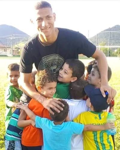 simonyemane's tweet photo. I hate lazy pitchfork mentality I’m seeing around Richarlison.

Not his job to make our recruitment strategy work.

His life and career.

Got every right to make decisions based on what’s right for HIM.

Always tried his best for this club.

Lovely human being as well.

Chill. https://t.co/OuKuwbp1Xn