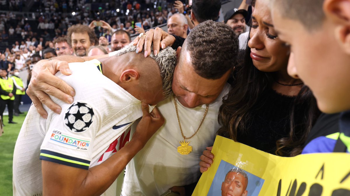 simonyemane's tweet photo. I hate lazy pitchfork mentality I’m seeing around Richarlison.

Not his job to make our recruitment strategy work.

His life and career.

Got every right to make decisions based on what’s right for HIM.

Always tried his best for this club.

Lovely human being as well.

Chill. https://t.co/OuKuwbp1Xn