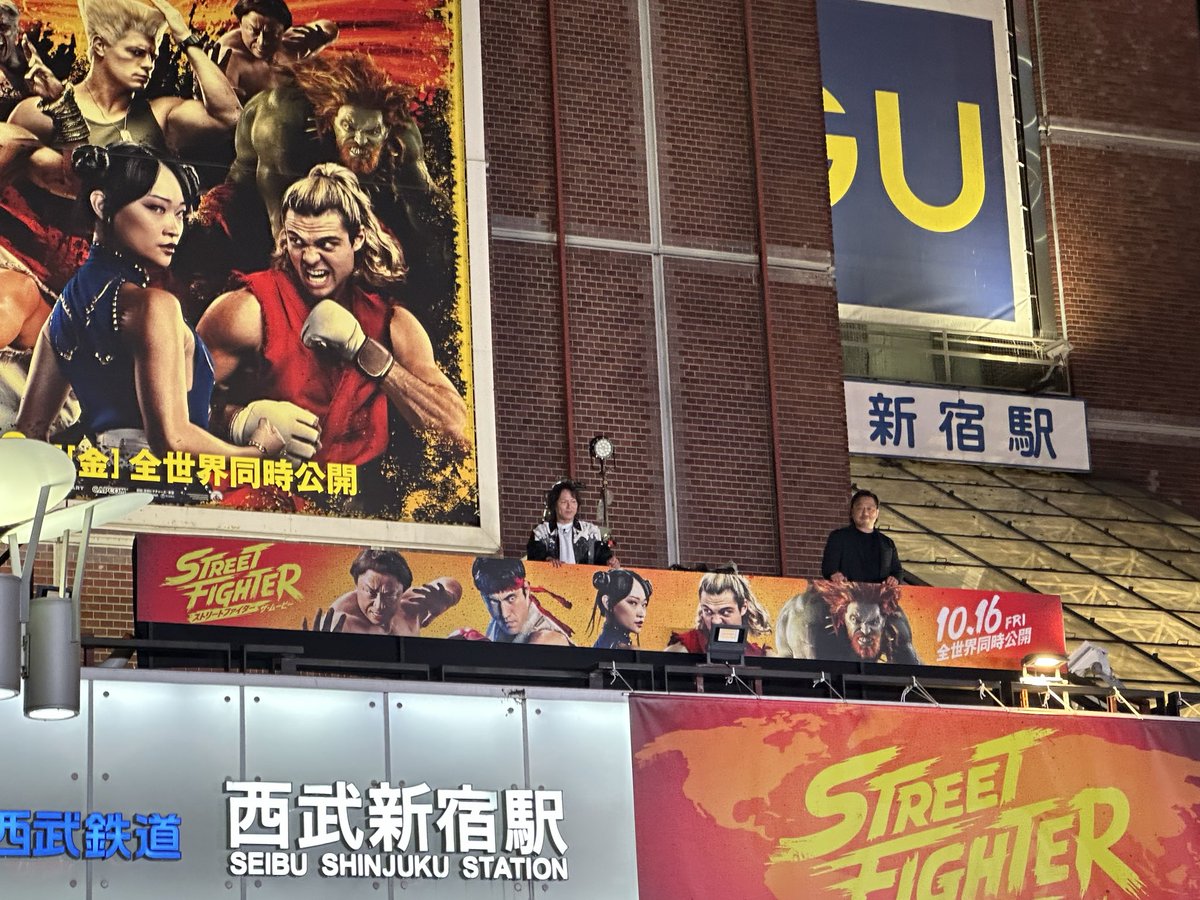 Y_Abe5150's tweet photo. なんか西武新宿の前で、ストリートファイターのイベントやってる。あっ狩野英孝がいる。
対戦するらしい。後ろのアルペンのユニカビジョンに映るらしい。 https://t.co/INvQac68G9