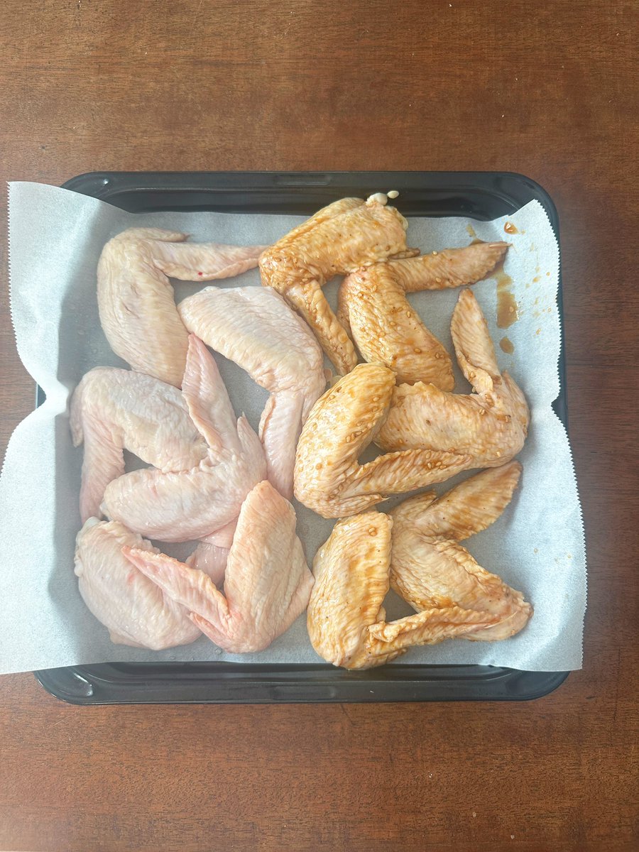 syunkon0507's tweet photo. 【塩】
手羽先6本(約300g)を厚手の袋に入れ、顆粒鶏ガラ大1、砂糖小1(焼き色が綺麗につきます)、酒大2をもみこみ冷蔵で3時間以上(一晩でも)おく

【タレ】
手羽先6本に焼肉のタレ大3、醤油小さじ2(共に大体でいい)で上記に同じ

オーブンは予熱せずに焼いてます！漬けダレは上から軽くかけて焼いて。 https://t.co/3JWcGeLgSb