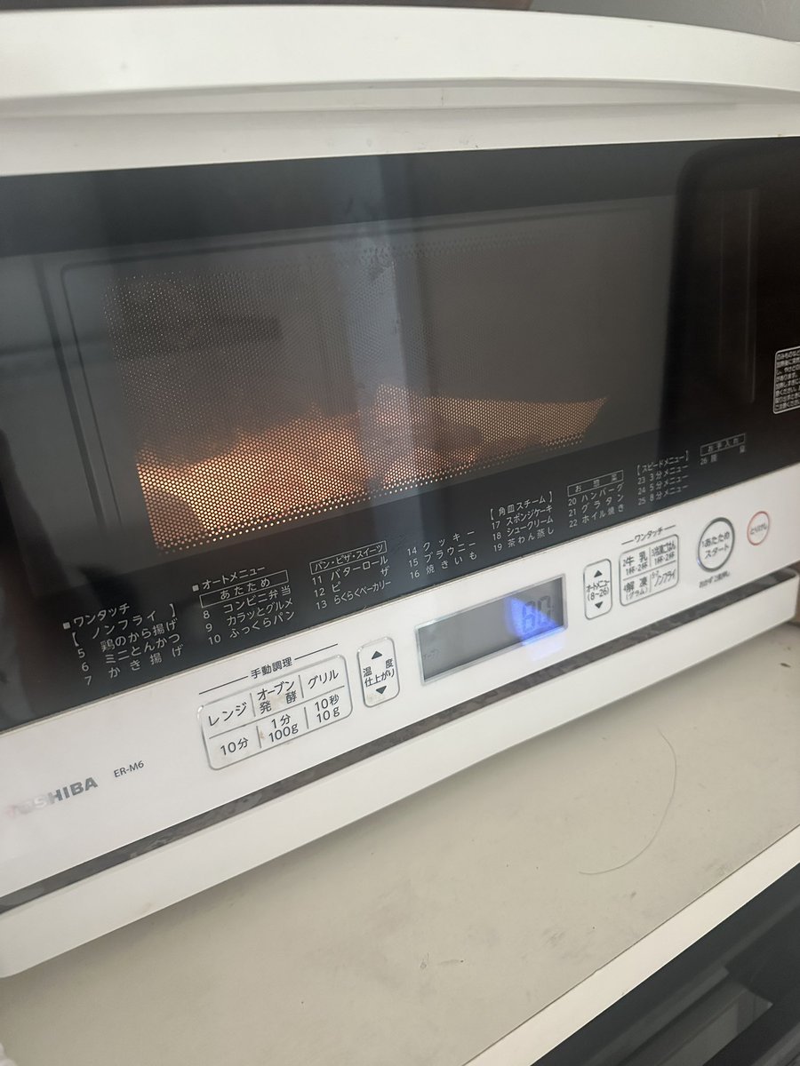 syunkon0507's tweet photo. 【塩】
手羽先6本(約300g)を厚手の袋に入れ、顆粒鶏ガラ大1、砂糖小1(焼き色が綺麗につきます)、酒大2をもみこみ冷蔵で3時間以上(一晩でも)おく

【タレ】
手羽先6本に焼肉のタレ大3、醤油小さじ2(共に大体でいい)で上記に同じ

オーブンは予熱せずに焼いてます！漬けダレは上から軽くかけて焼いて。 https://t.co/3JWcGeLgSb
