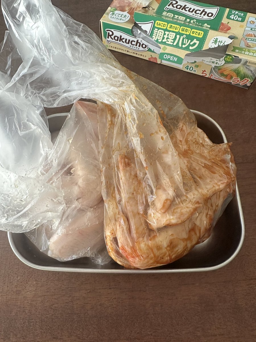 syunkon0507's tweet photo. 【塩】
手羽先6本(約300g)を厚手の袋に入れ、顆粒鶏ガラ大1、砂糖小1(焼き色が綺麗につきます)、酒大2をもみこみ冷蔵で3時間以上(一晩でも)おく

【タレ】
手羽先6本に焼肉のタレ大3、醤油小さじ2(共に大体でいい)で上記に同じ

オーブンは予熱せずに焼いてます！漬けダレは上から軽くかけて焼いて。 https://t.co/3JWcGeLgSb