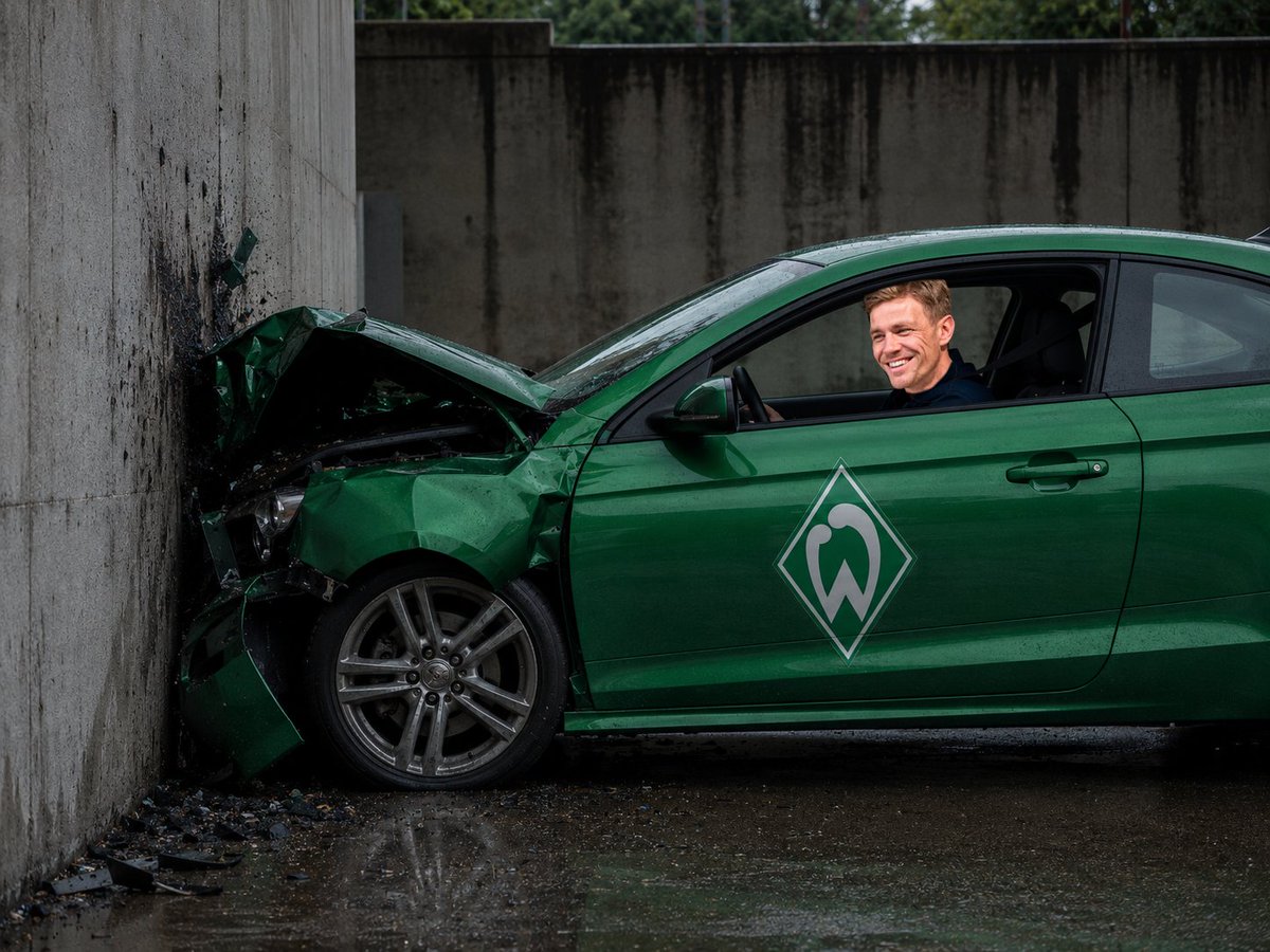 FidottoFooty's tweet photo. 🚨💥 EXCL | Clemens Fritz am Weserstadion gesichtet – DONE DEAL ✔️

Der 45-Jährige wurde heute am Weserstadion gesichtet. Nach übereinstimmenden Informationen hat Fritz den Verein offenbar erfolgreich gegen die Wand gefahren. 
Vollständige Zerstörung abgeschlossen. 🇩🇪🟢⚪
#Werder https://t.co/jKWjC96bIg