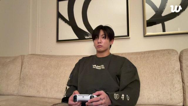 Seoul_ItalyBTS's tweet photo. 📽️🔴 𝔀🌟 #Weverse_LIVE : #JUNGKOOK (@BTS_twt) - 010926

"☺️"

#HAPPYJKDAY
https://t.co/Fp5rQMaCuL https://t.co/1pwXieK60q
