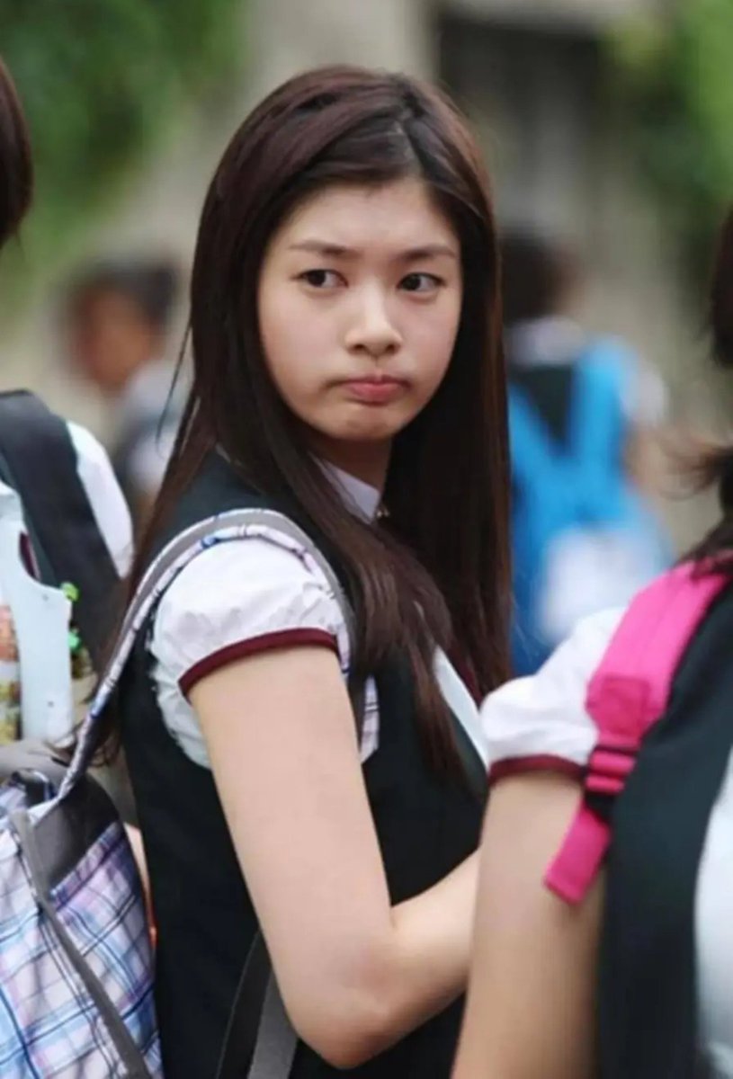 jungsominbr's tweet photo. É O MAIORAL! #PlayfulKiss está completando 16 anos 💋
Exibido em 2010, o K-drama ficou marcado como o primeiro papel protagonista de #JungSomin apenas alguns meses após sua estreia como atriz na televisão. Interpretando a inesquecível Oh Ha-ni, a atriz alcançou o estrelato internacional através do papel, tornando #PlayfulKiss um importante marco no início de sua carreira.
Sendo uma comédia romântica que arranca boas risadas, a história acompanha uma jovem desajeitada com notas baixas e pouca sorte na escola em sua tentativa de conquistar o coração do garoto mais popular e arrogante da escola.
📺 Disponível gratuitamente no Viki!