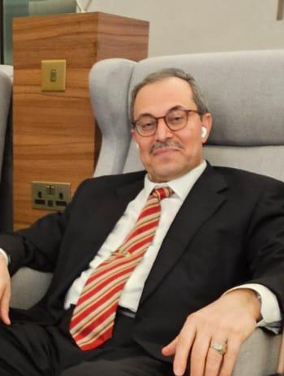 mohtolb's tweet photo. المقاصد الدستورية بين الشبهة والتشبه والإشتباه : 
================
ونؤكد للجميع أنه ـ ومن واقع التجربة ـ لا خوف من أي تغول للسلطة التنفيذية على أحكام القضاء ؛ فخلال عمرنا القضائي الذي كاد أن يلامس ( ٤٠ سنة ) بين القضاء المصري والقضاء الكويتي تبوأنا خلاله مواقع قضائية شديدة الحساسية والأهمية ولم يتدخل ف�� الشأن القضائي لدينا وزير ولا رئيس ولا أمير ولا غيرهم - وما كان لنا أن نسمح لأحد بذلك مهما كانت العواقب - وفي المرة الوحيدة التي تعرضنا فيها لمحاولة التغول والاستغلال ( الشخصي) لم تكن من السلطة التنفيذية وانما كانت من ( شخص ينتسب للقضاء ) وقد لقنّاه – في حينه - درسا بليغاً في أدب الاستقلال وتقاليد القضاء ؛ وبدلا من أن يشكرنا علي رده للصواب تملكه غرور المنصب وتلبسته الأرواح الشريرة فأدخلنا وأدخل كبار القضاة في معارك واجراءات ومهاترات ووشايات وشائعات وتلفيقات وأحكام سرية مصطنعة كادت أن تدمر سمعة وهيبة القضاء ؛ ولم يدركنا ويدرك السلطة القضائية برمتها ويعيد هيبتها - كالعادة - إلا حزم وعزم رأس الدولة والسلطة التنفيذية وأجهزته السيادية بخطوات إصلاحية غير مسبوقة وقرارات جراحية هيكلية دقيقة ضمن قانون جديد متكامل يحقق - بكل تأكيد - معني الاستقلال المنشود ويضع آلية للمسائلة والمحاسبة بدءا من أحدث عضو الى رئيس وأعضاء المجلس الاعلى للقضاء في حالة الانحراف السلوكي والوظيفي حماية للقضاة والقضاء من مخاطر الاستغلال أيا كانت مصادرها.