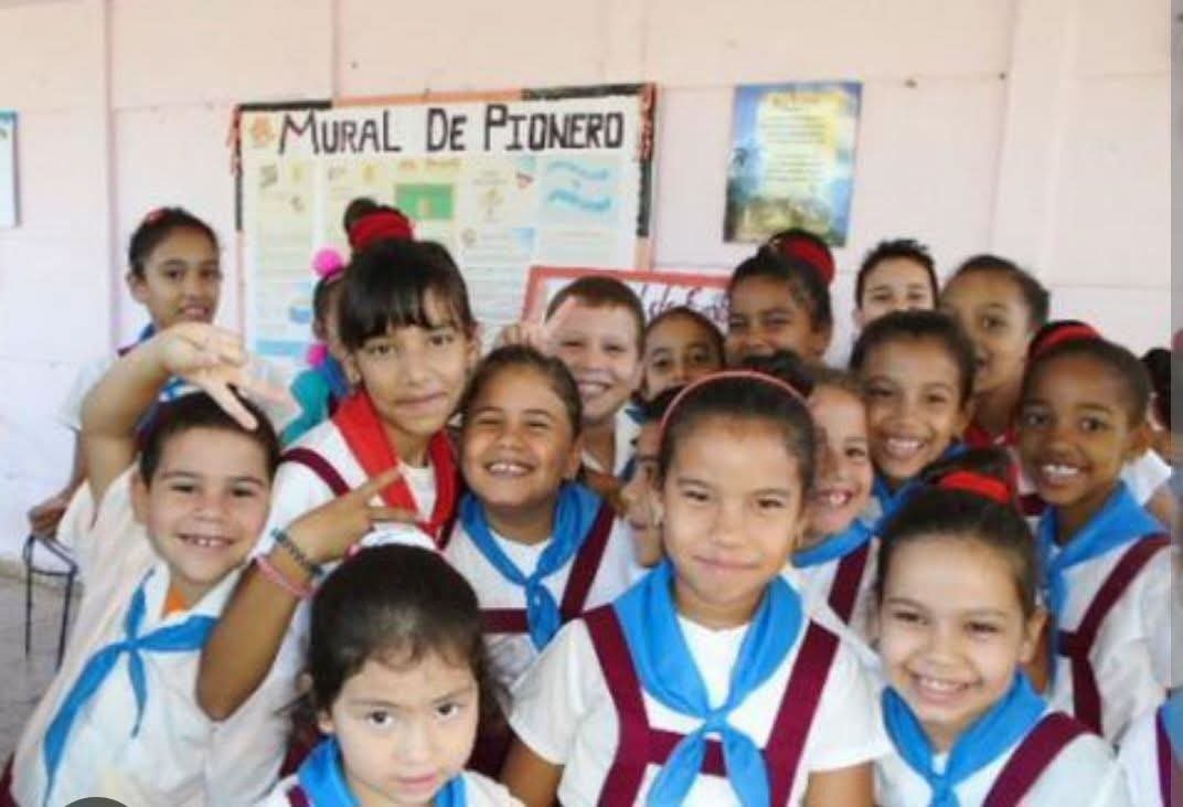 DrRobertoMOjeda's tweet photo. ¡Llegó el #1DeSeptiembre! Comienza el curso escolar, una nueva victoria contra el #BloqueoGenocida y el cerco energético. ¡Gracias a todos los que han hecho posible que estemos otra vez #ConFidelEnCadaAula! https://t.co/JkLt5CBBjz