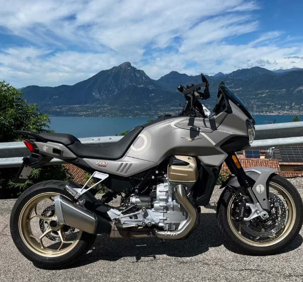 bacdavidown's tweet photo. Moto Guzzi V100 Mandello Aviazione Navale🩵 https://t.co/AxQaFG74BA