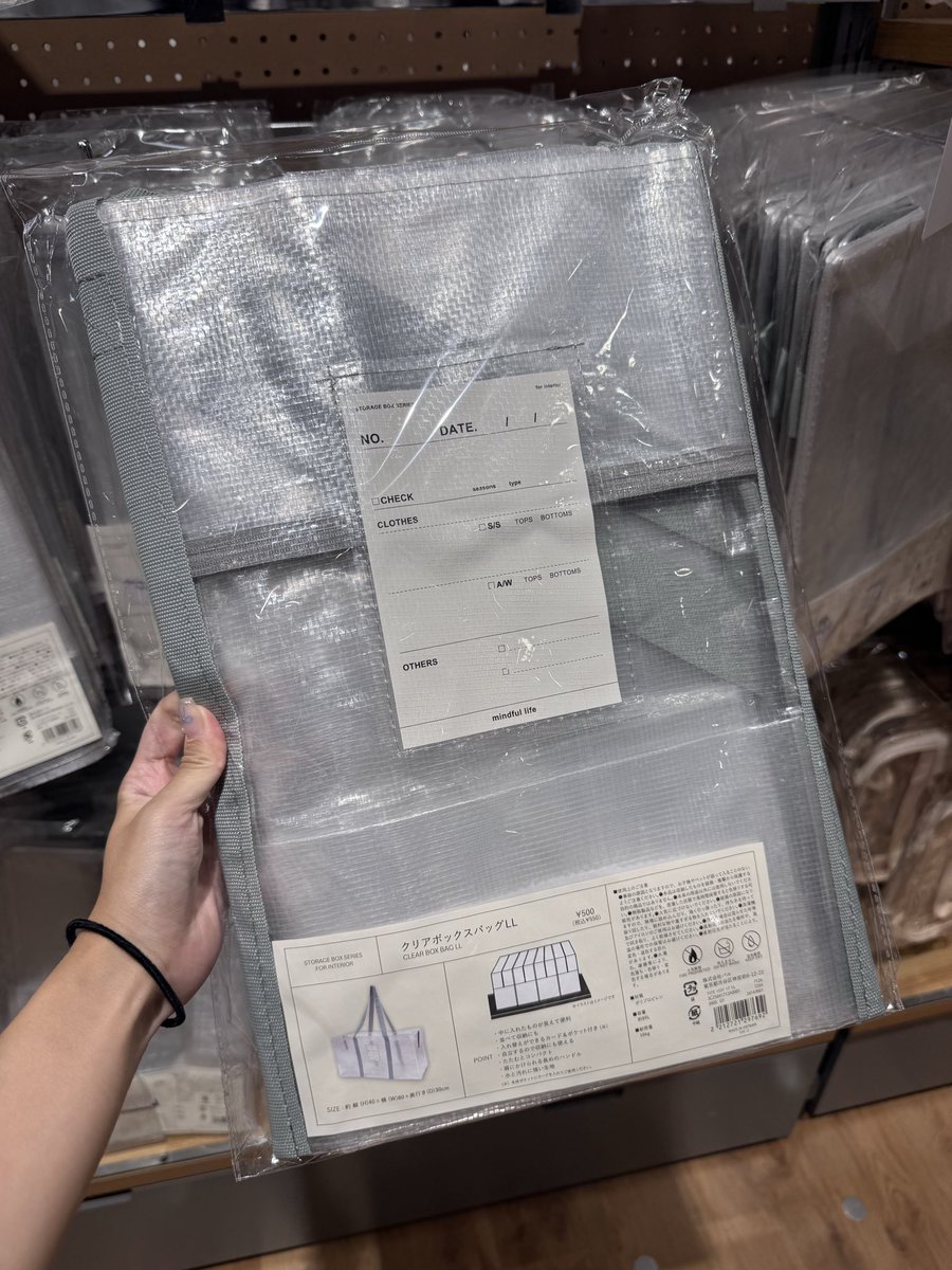 egichan12's tweet photo. 海外在住者の間でバズっていた…スリコ(3coins)の透明バッグを調達。飛行機の預け荷物で活躍しました！思った以上に丈夫でした📦 https://t.co/Y5XeymR3X9