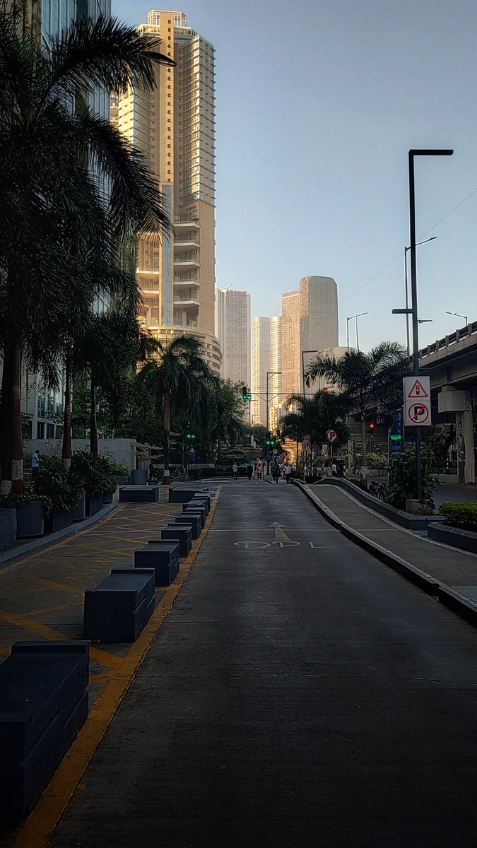 GM434's tweet photo. @DefenceBrat Left is maintained by the richest municipal body of Asia.

Right is maintained by a pvt office management company. https://t.co/n6tWqGhRhn