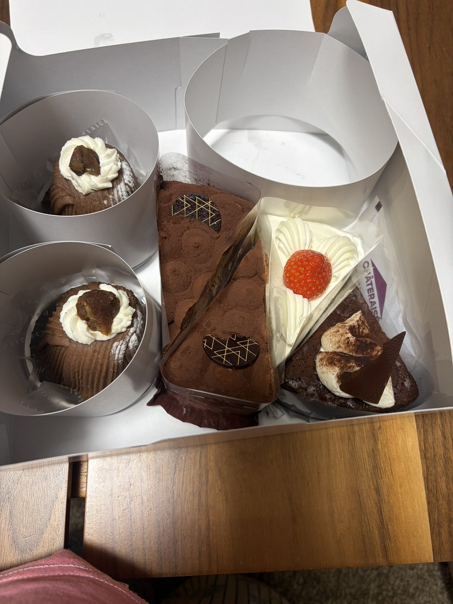 000_ly's tweet photo. シャトレーゼのケーキより
私は…モリモトの方が好きだ！！ https://t.co/vYzYbIAkLK