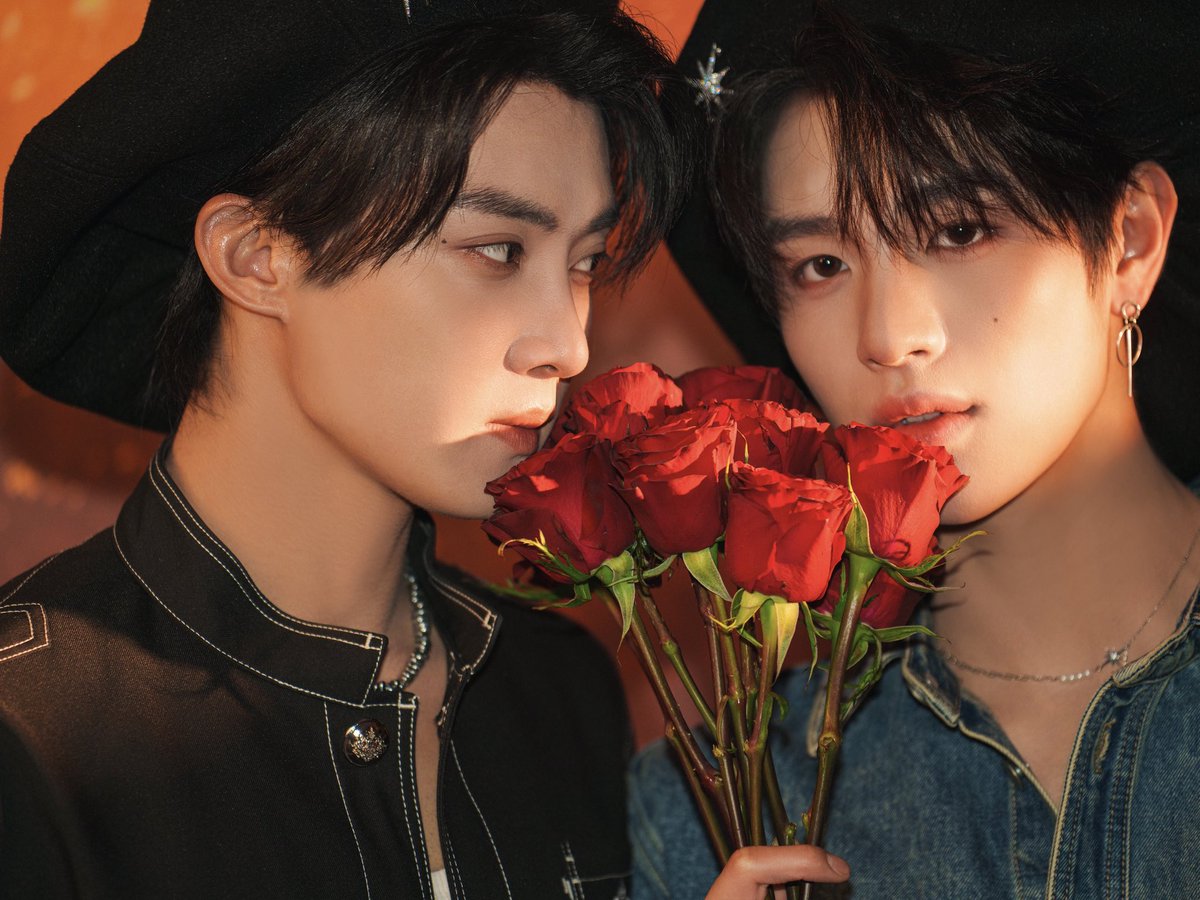 LastOathSeries's tweet photo. Knights with roses. #bl #cbl #zombie #apocalipse #thelastoath https://t.co/IGwI5l3DPX