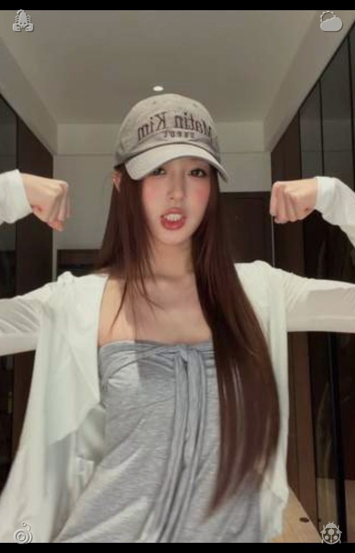 smaile7777's tweet photo. 📓Playing badminton with my girlfriend—rackets in hand, all set to go. Behind every celebrated success story lies the unglamorous, repetitive grind—the quiet secret to lasting achievement that most people completely fail to notice in others. https://t.co/YagTUPXLS2