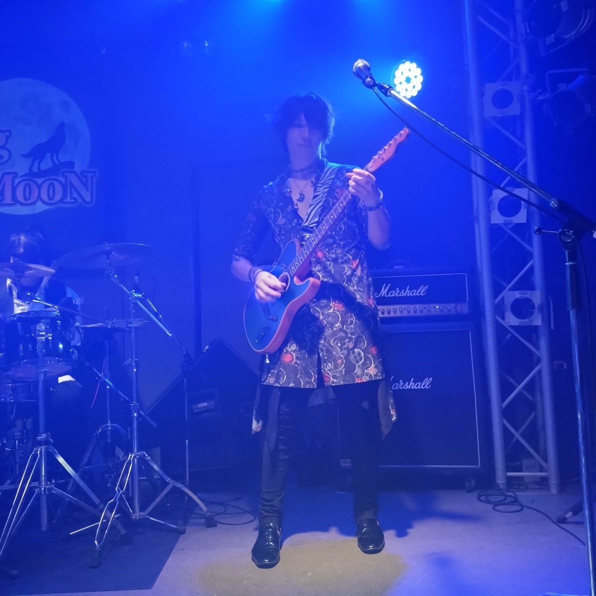 kentoplaysthe's tweet photo. いただいたお写真たち📸(みほさんより)
今回ライブ初使用のAcoustasonicが新鮮！
青×青がいいですね〜🟦 https://t.co/pfZKODJaxU