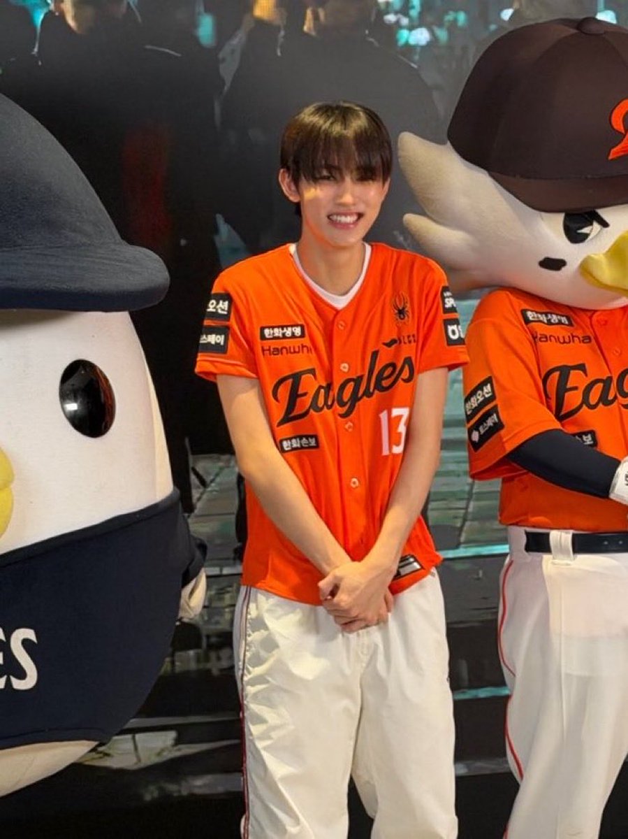 thekeolesst's tweet photo. why does he look like a kid going to his first day of school so cute ☹️😭 https://t.co/m7QsBa8N13