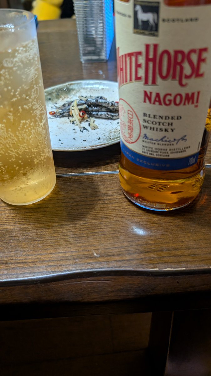 kakaotti's tweet photo. #ハイボール　#晩酌　#ホワイトホース　
やまやさんで発見。かなり残ってたけど💦ロックでは少し苦手かなと思ったけど、ハイボールにしたら結構美味しい🥃

カタクチイワシも美味しい🐟️ https://t.co/E0fNNxRCp2