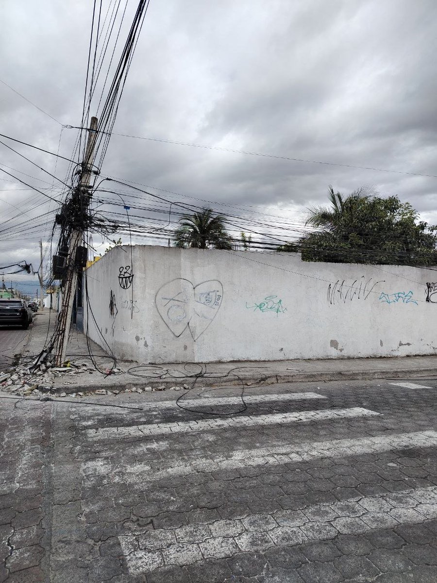 kdkdkddlididkd's tweet photo. 🚨 @CNT_EC @ElectricaQuito @zonalcalderon Solicito inspección urgente en calle Vicente Paredes y San José , sector Calderón. Se requiere cambio de postes y reconexión de cables. Riesgo para peatones y vehículos.  https://t.co/nLJG0K7U3c https://t.co/2LVYgRWge1