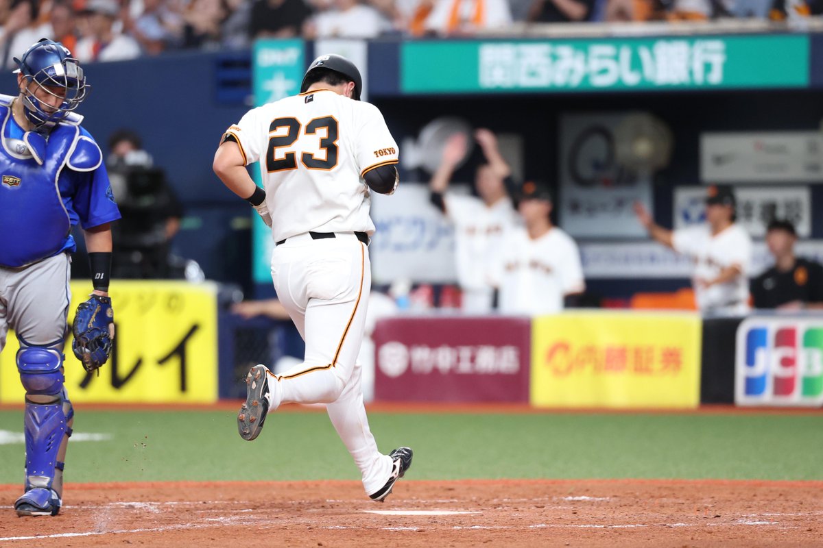 TokyoGiants's tweet photo. 【五回裏】巨人 3-3 DeNA

無死一、三塁から #浦田俊輔 選手の犠飛で同点とする👍 https://t.co/2nPLktLoyb