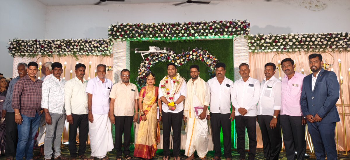 NishanthSMurthy's tweet photo. ಹನೂರು ತಾಲೂಕು ಬಸಪ್ಪನದೊಡ್ಡಿ ಗ್ರಾಮದ ಶ್ರೀ ಮಳ್ಳೇದೇವರ ಅವರ ಪುತ್ರಿಯ ವಿವಾಹ ಸಮಾರಂಭದಲ್ಲಿ ಭಾಗವಹಿಸಿ, ನವವಧು-ವರರನ್ನು ಆಶೀರ್ವದಿಸಲಾಯಿತು.

- ನಿಮ್ಮ ನಿಶಾಂತ್, ಹನೂರು.

#NishanthS #Nishanth #TeamNishanth #ಚಾಮರಾಜನಗರ #Hanur #HanurConstituency #Kollegal #Chamarajanagar #Mysore #Karnataka https://t.co/IXWB65SRpE