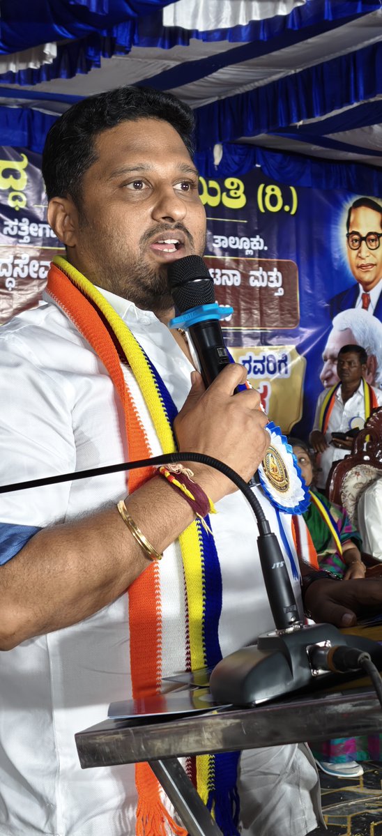 NishanthSMurthy's tweet photo. ಬುದ್ಧ ಸೇವಾ ಸಮಿತಿಯ ಉದ್ಘಾಟನೆ ಹಾಗೂ ಪದಾಧಿಕಾರಿಗಳ ಪದಗ್ರಹಣ ಸಮಾರಂಭದಲ್ಲಿ ಭಾಗವಹಿಸಿ, ಸಮಿತಿಯ ನೂತನ ಪದಾಧಿಕಾರಿಗಳಿಗೆ ಶುಭಾಶಯಗಳನ್ನು ಸಲ್ಲಿಸಲಾಯಿತು

ಬುದ್ಧ ಸೇವಾ ಸಮಿತಿಯವರು ನೀಡಿದ ಆತ್ಮೀಯ ಸನ್ಮಾನ ಹಾಗೂ ಗೌರವಕ್ಕೆ ಶಿರಬಾಗಿ ವಂದಿಸುತ್ತೇನೆ. ಈ ಪ್ರೀತಿ, ಗೌರವ ಮತ್ತ�� ಆತ್ಮೀಯತೆಗೆ ಸದಾ ಚಿರಋಣಿ

#NishanthS #TeamNishanth #Hanur https://t.co/pEryUOY7Es