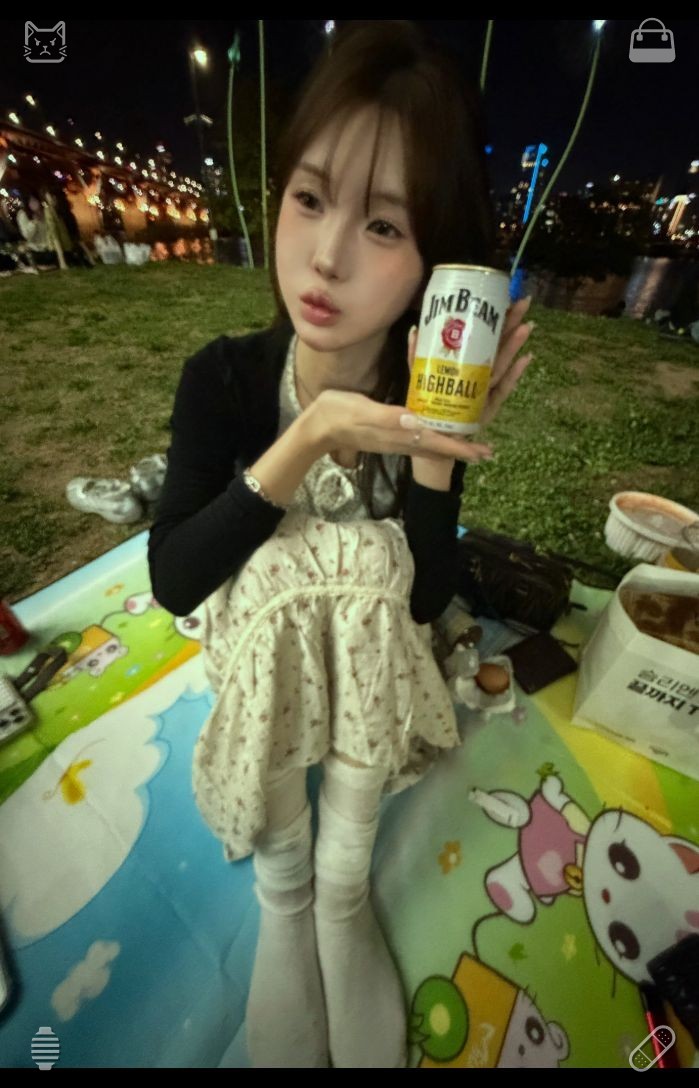 junpeipei0124's tweet photo. 🚂Storing Away Cozy Garments The attire is snugEach dawn, I position myself before the looking glass, capture a self-portrait, and prompt myself of the distance I’ve traveled. The glass has ceased to be a barrier—it now serves as a companion, a trusted ally, a testament to my https://t.co/TTTEVfqRFe
